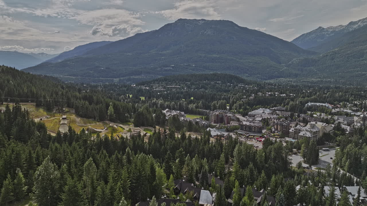 whistler bc canada aerial v1 drone flyover blackcomb park hacia el centro de la ciudad capturando pintoresco pueblo turístico anidado en medio de las montañas boscosas - filmado con mavic 3 pro cine - julio 2023