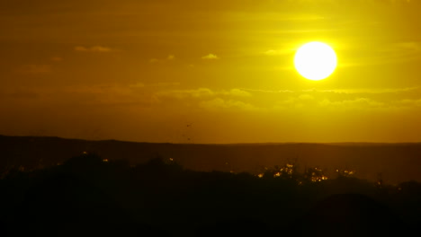 Der-Sonnenuntergang-Hinter-Den-Wellen,-Die-Sich-Bei-Sonnenuntergang-In-Zeitlupe-Krümmen-Und-Brechen-2