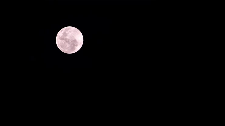Lua cheia redonda em céu noturno escuro, espaço de cópia à direita