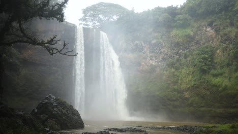 位於夏威夷卡威島的熱帶瀑布 wailua falls 的靜態景色