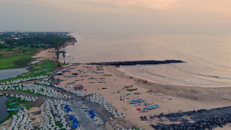 Cennai-ECR-Seasore-Al-Anochecer,-Pocos-Barcos-De-Pesca-Esperan-Para-Zarpar