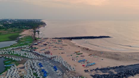 cennai ecr costa en el crepúsculo, pocos barcos de pesca están esperando para navegar