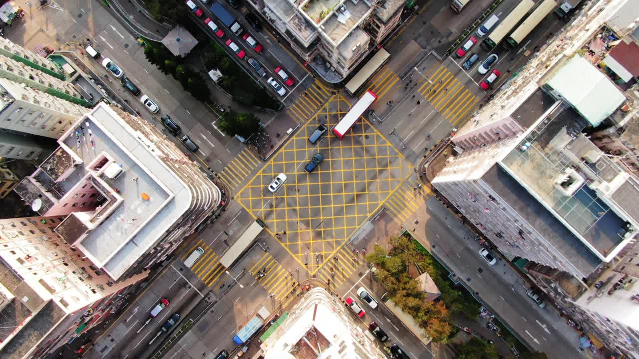 edificios del centro de hong kong, paso de peatones y tráfico, vista aérea a gran altura