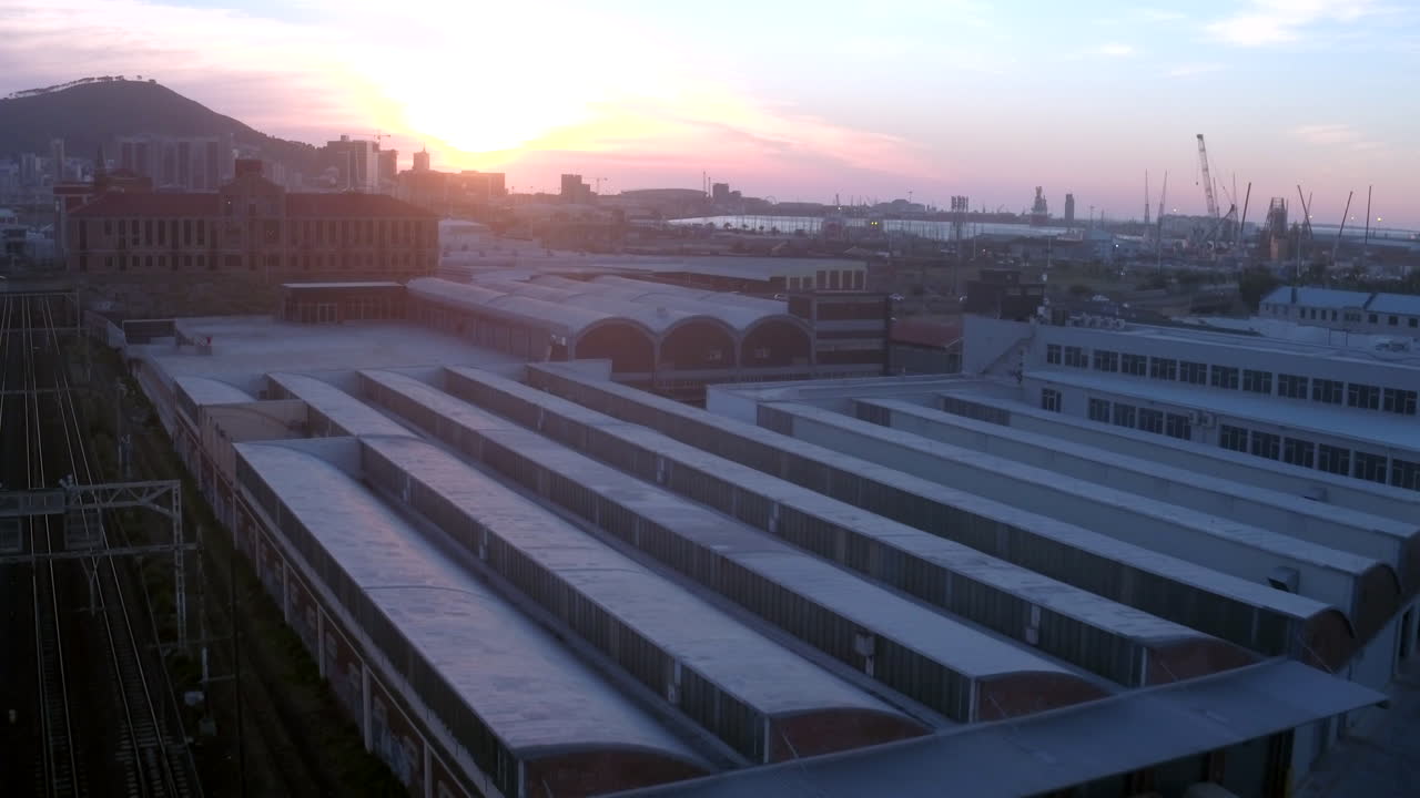 cuando se pone el sol, el último tren parte.