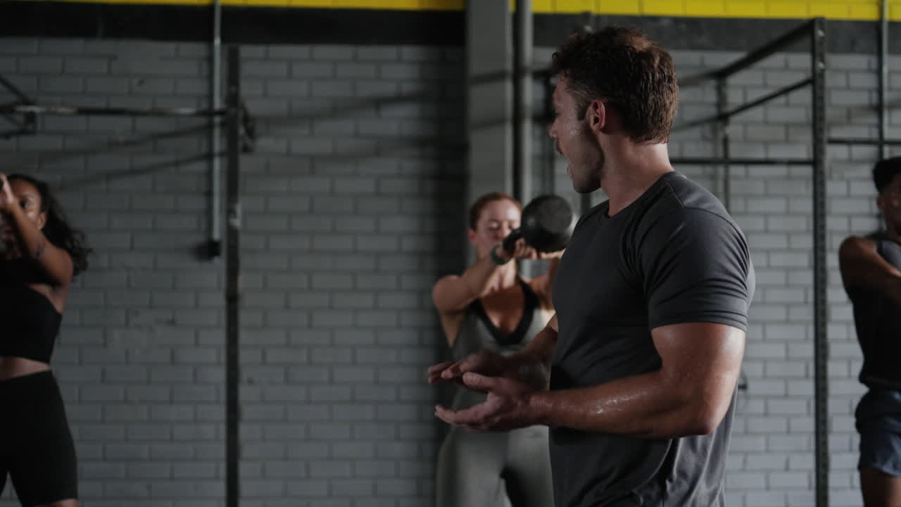 sesión de entrenamiento físico en el gimnasio
