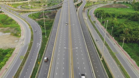 escena aérea de una carretera urbana en 4k autopista de varios carriles en bangkok tailandia atasco de tráfico en el crepúsculo, noche autopista de muchos carriles en bangkok tailandia