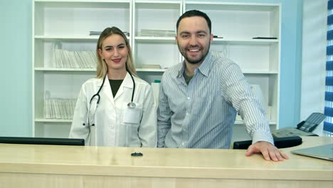 enfermeras y enfermeras amigables detrás del mostrador de recepción en el hospital