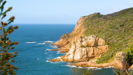 imponente cabeza oeste en la desembocadura del río laguna knysna