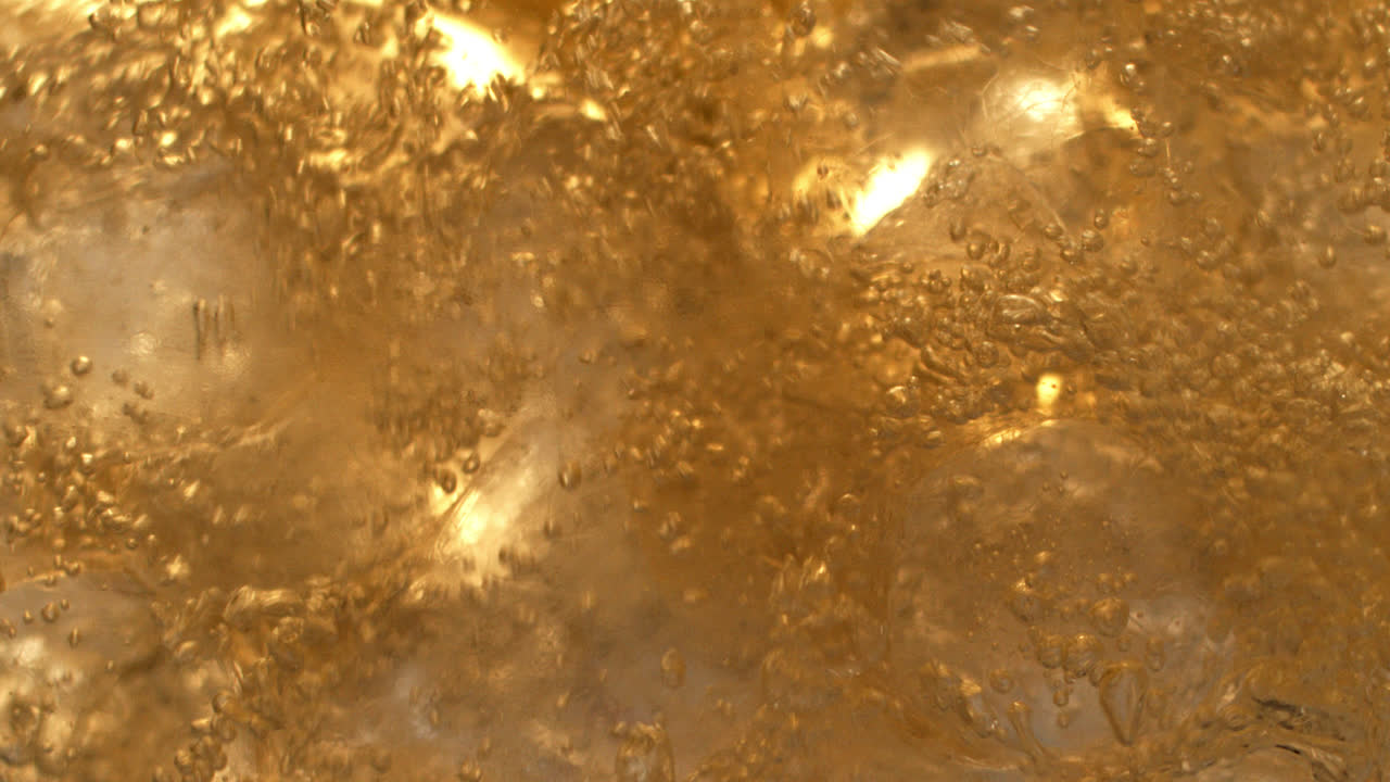 칵테일 재료는 각얼음의 익스트림 클로즈업-1을 통해 피가 흐르고 있습니다.