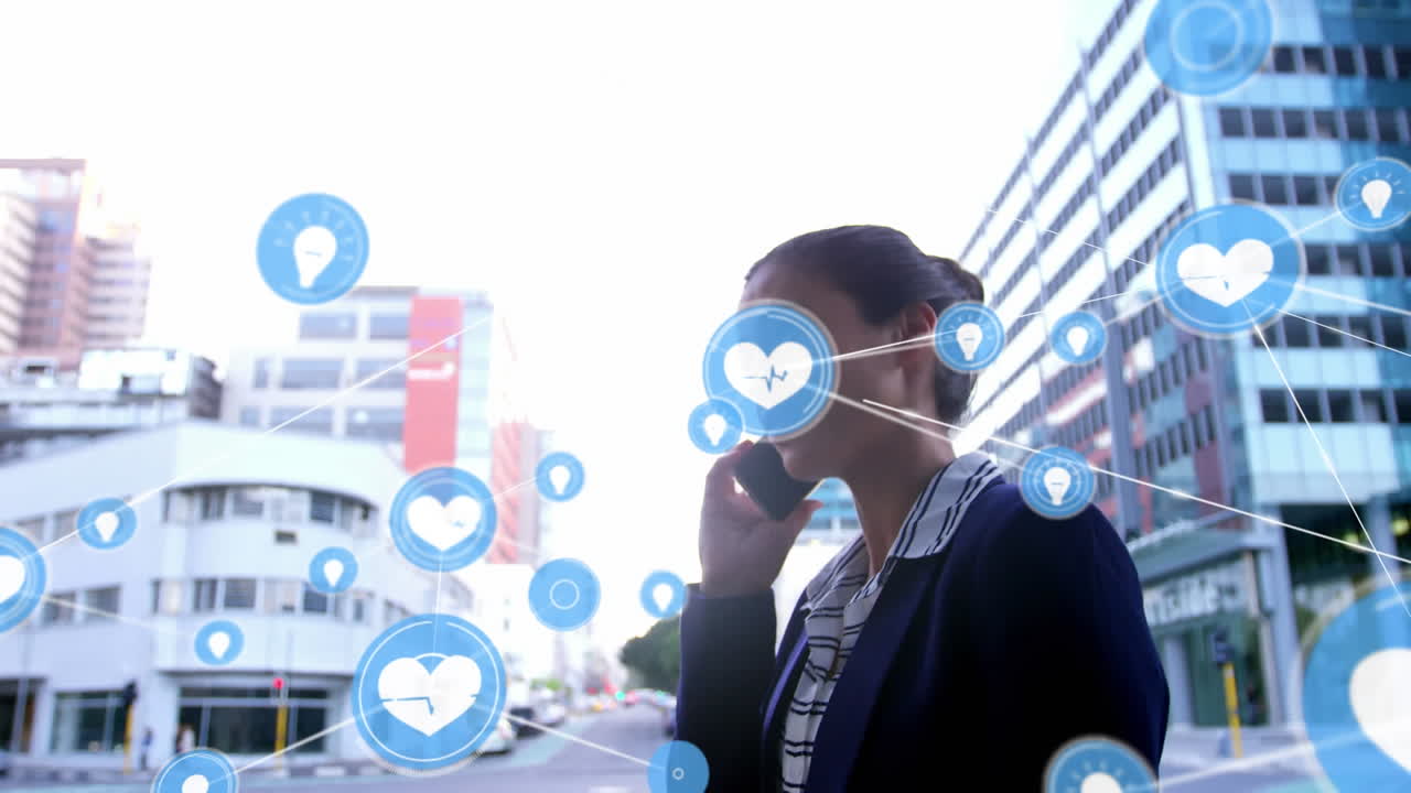 도시에서 스마트 폰을 사용하는 사업가 여성에 대한 아이콘과 연결 네트워크의 애니메이션