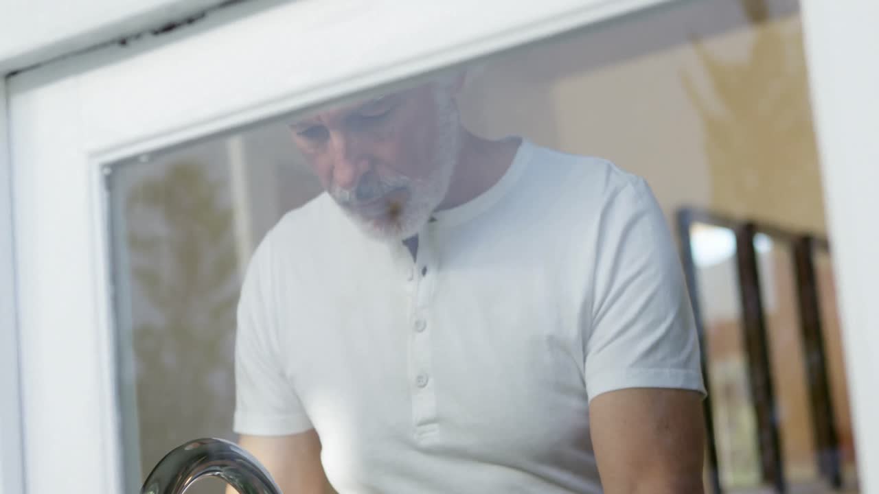 hombre mayor limpiando verduras en la cocina 4k