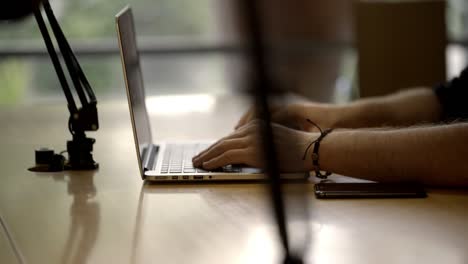 dos estudiantes jóvenes estudiando para un examen en una biblioteca pública
