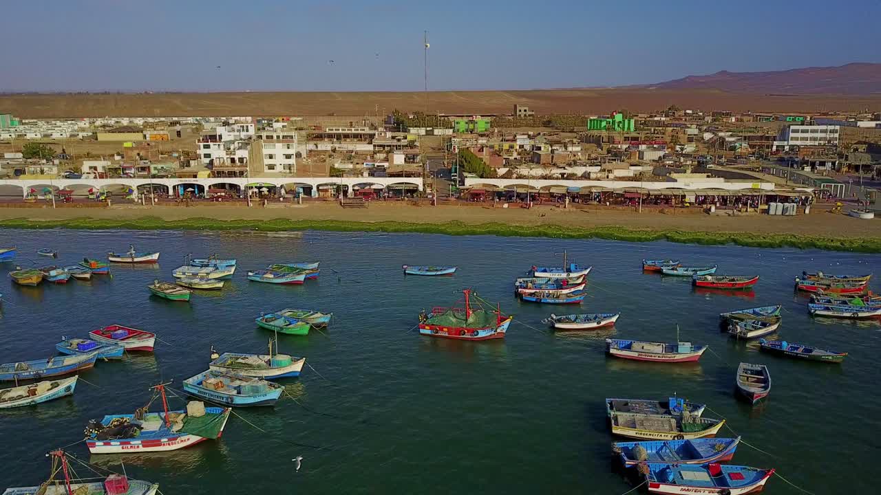 페루 에 있는 엘차코 해변 을 따라 파라카스 항구 에 정박 한 어선 들