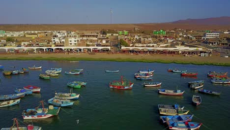 barcos de pesca anclados en el puerto de paracas a lo largo de la playa de el chaco en perú