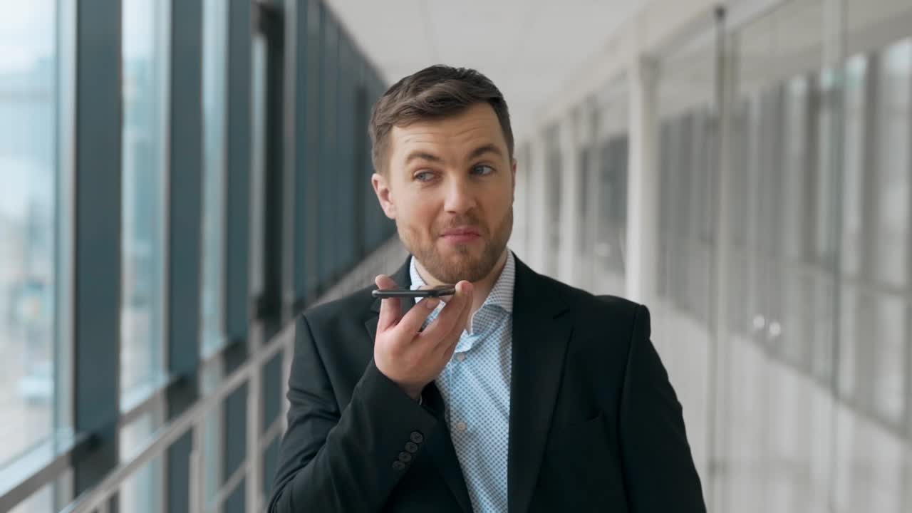 Pohledný mladý muž telefonuje