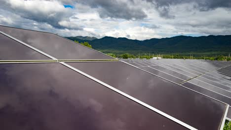 paneles de energía solar en el suelo con nubes en el cielo, célula solar para la industria.