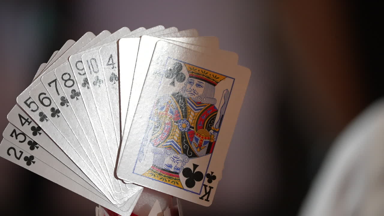 una mano sostiene las cartas para jugar el juego de cartas mano