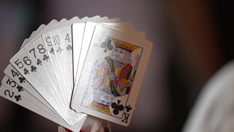 Una-Mano-Sostiene-Las-Cartas-Para-Jugar-El-Juego-De-Cartas-Mano