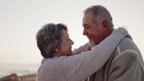 amor, feliz o pareja de ancianos en la playa bailando