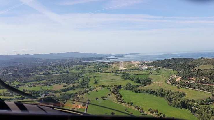 POV van een vliegtuig dat landt boven de landingsbaan van de luchthaven Ajaccio Napoleon Bonaparte in Frankrijk