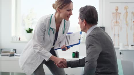 vista de mano de un hombre mayor y un médico en el consultorio del médico