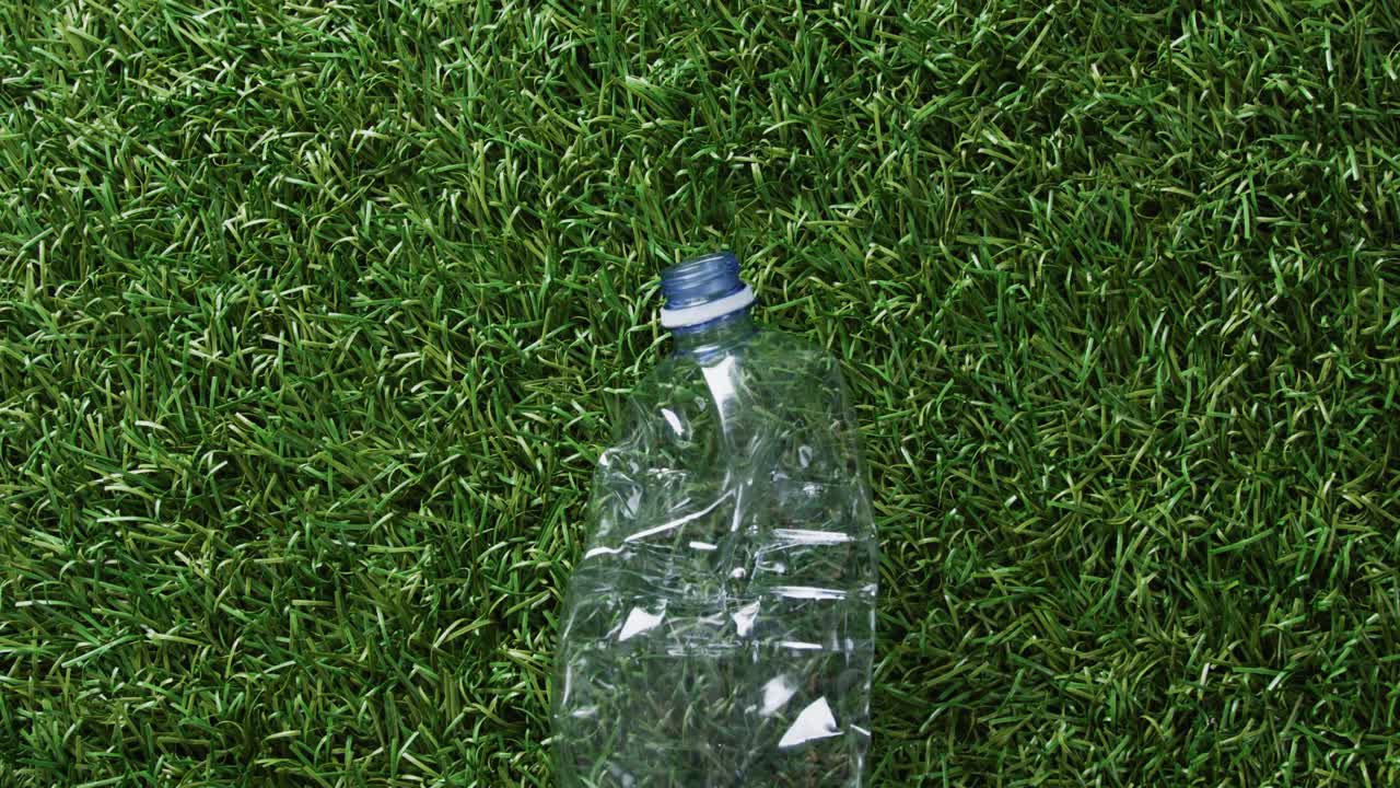 близкое изображение пластиковой бутылки на травяном фоне, с копировальным пространством