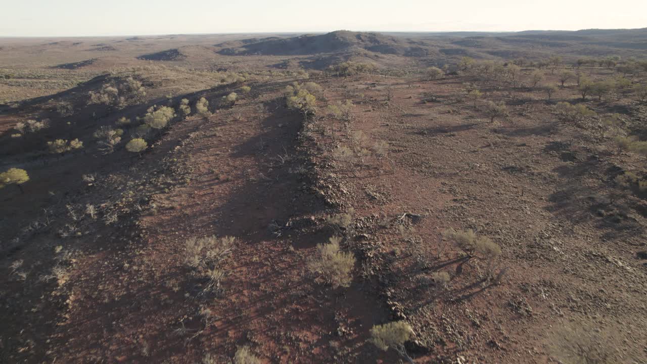 imágenes aéreas sobre colinas rocosas cerca de broken hill, nueva gales del sur, ausralia