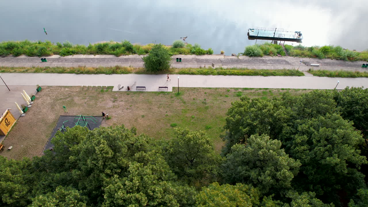 воздушный вид велосипедных и беговых дорожек рядом с рекой вистула в польше