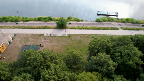 vista aérea de las pistas de ciclismo y jogging junto al río vistula en polonia
