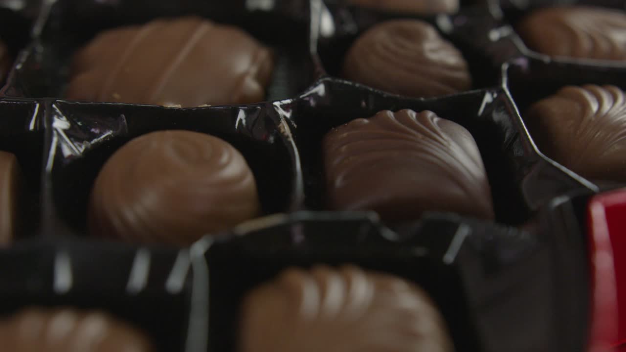 cámara suave que viaja sobre una caja de chocolate