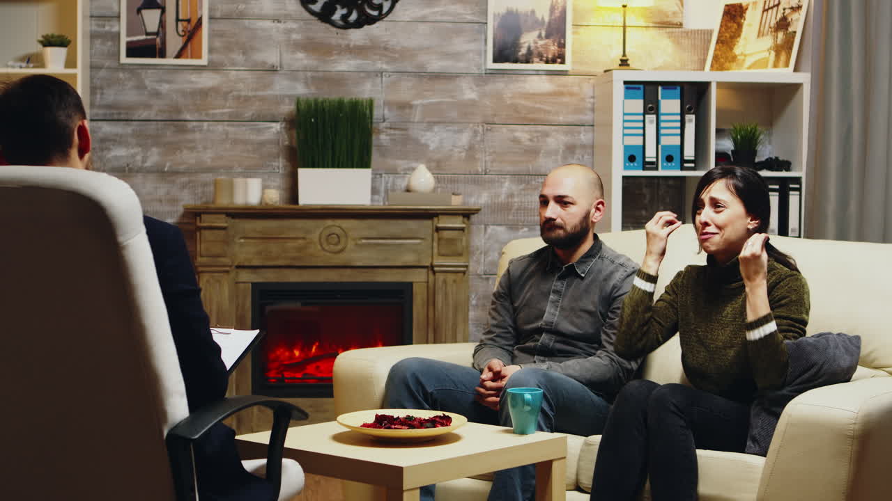 부부 치료에서 소파에 앉아있는 슬픈 남자친구