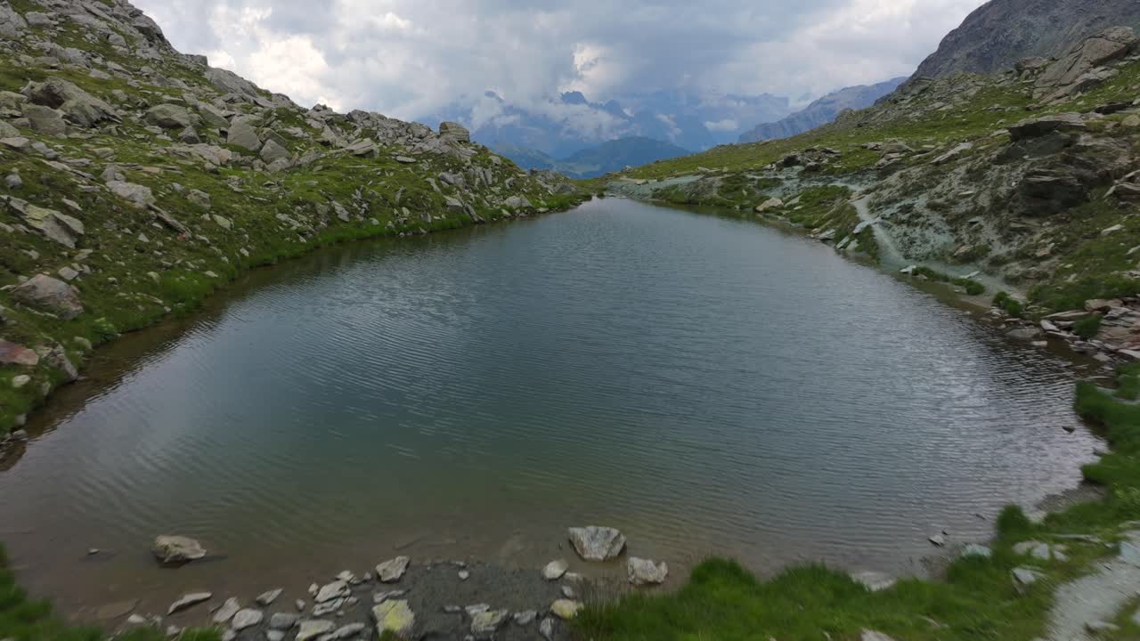hermoso lago de montaña de forma circular de valmalenco en el área de campagneda en la temporada de verano, italia