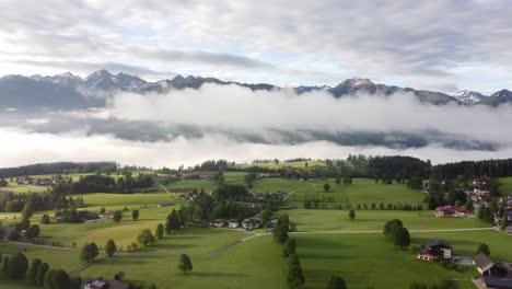 Toma-De-4.000-Drones-Del-Hermoso-Amanecer-Brumoso-En-Ramsau-Am-Dachstein,-Estiria,-Austria