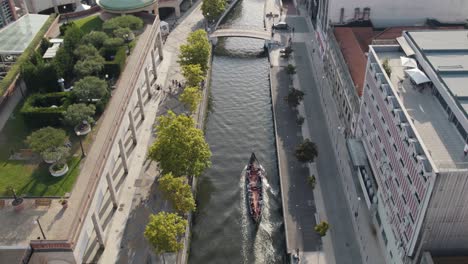 Paseo-En-Canoa-Por-La-Majestuosa-Ciudad-De-Aveiro,-Vista-Aérea-De-Drones