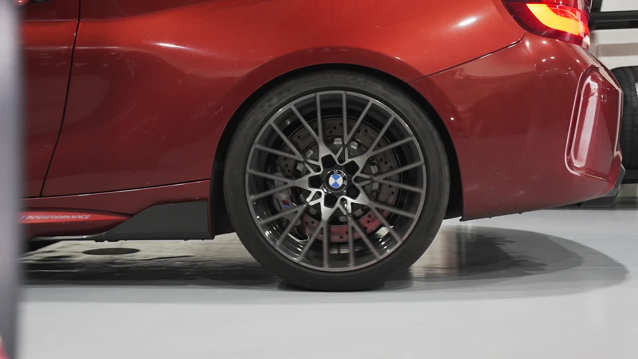 bmw m2 coche de lujo rueda expansiva, neumático y cuerpo de primer plano, bmw en marcha atrás