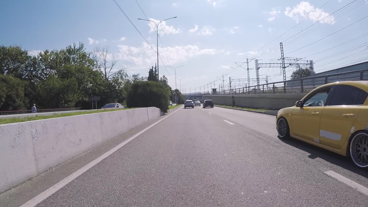 자동차 가 있는 도시 거리