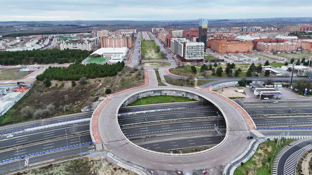 Motorvejstrafik nær Madrid filmet med drone med rundkørsel