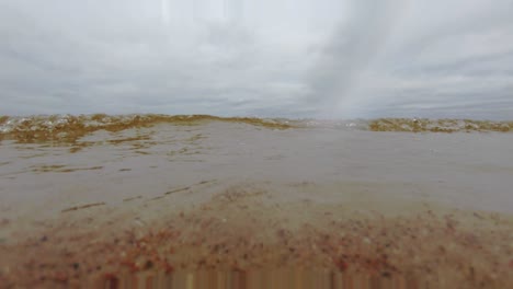 el fondo de pequeñas olas del mar báltico que llegan a la lente y sólo fluyen naturalmente en noviembre