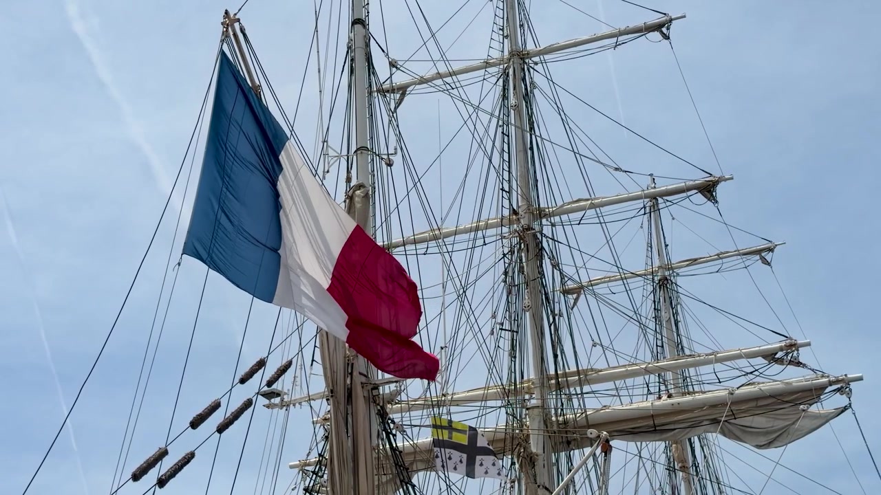 Det franske nationalflag vajer fra riggen på et historisk sejlskib i Marseille