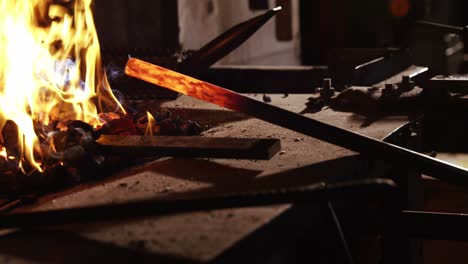 vara de hierro calentada en el fuego
