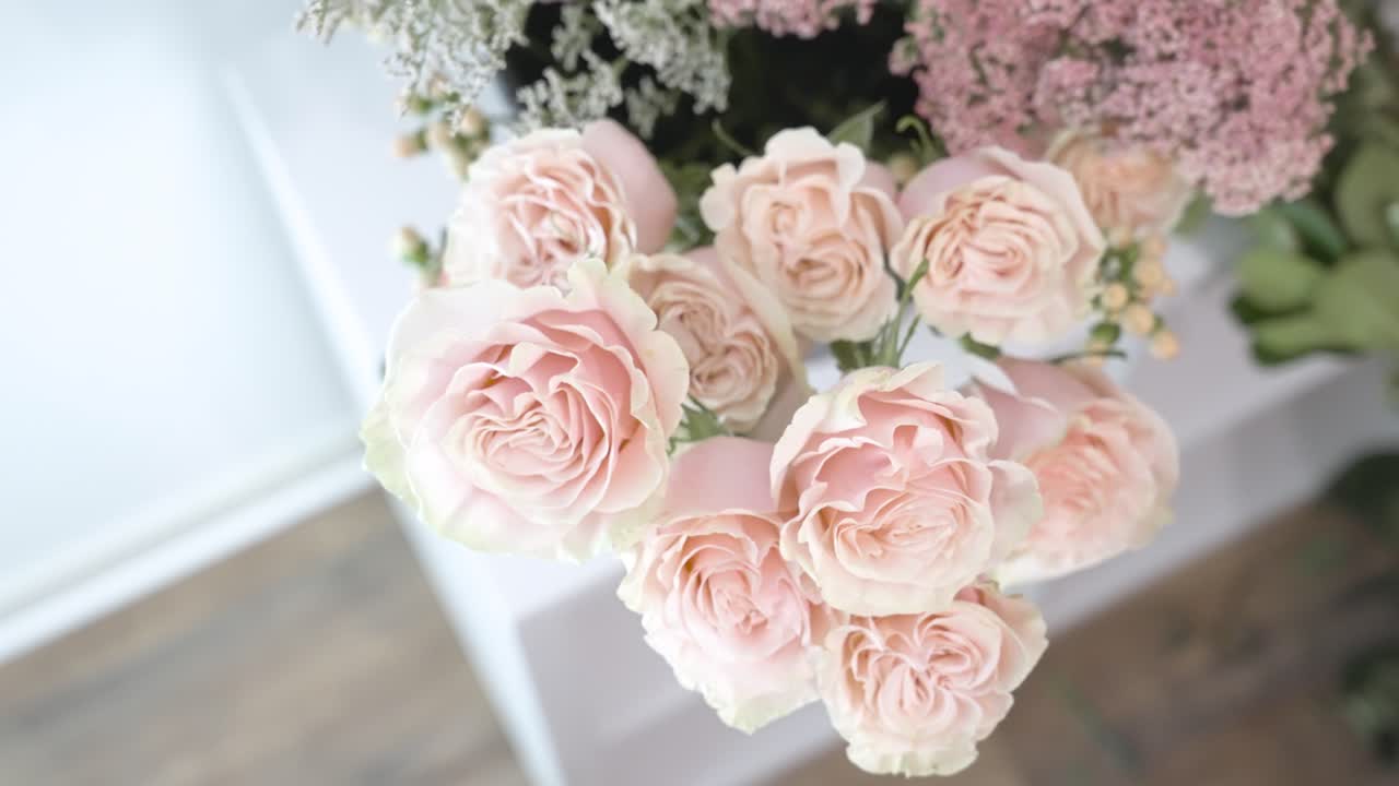 핑크 장미 위에서 왼쪽으로 이동