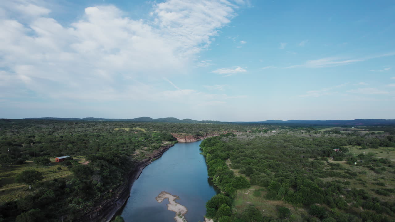 el río llano fuera de mason, texas en el país de las colinas