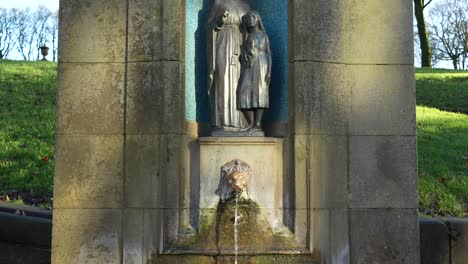 Natürlicher-Mineralwasserbrunnen-In-Buxton,-Peak-District