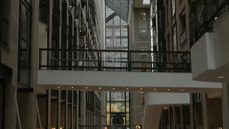 interior del world trade center montreal en la ciudad subterránea de montreal, quebec, canadá