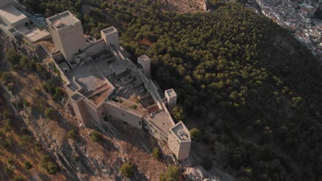 Castillo-De-Jaen,-España-Castillo-De-Jaen-Volando-Y-Tomas-Terrestres-Desde-Este-Castillo-Medieval-En-La-Tarde-De-Verano,-Tambien-Muestra-La-Ciudad-De-Jaen-Hecha-Con-Un-Drone-Y-Una-Camara-De-Accion-A-4k-24fps-Usando-Filtros-Nd