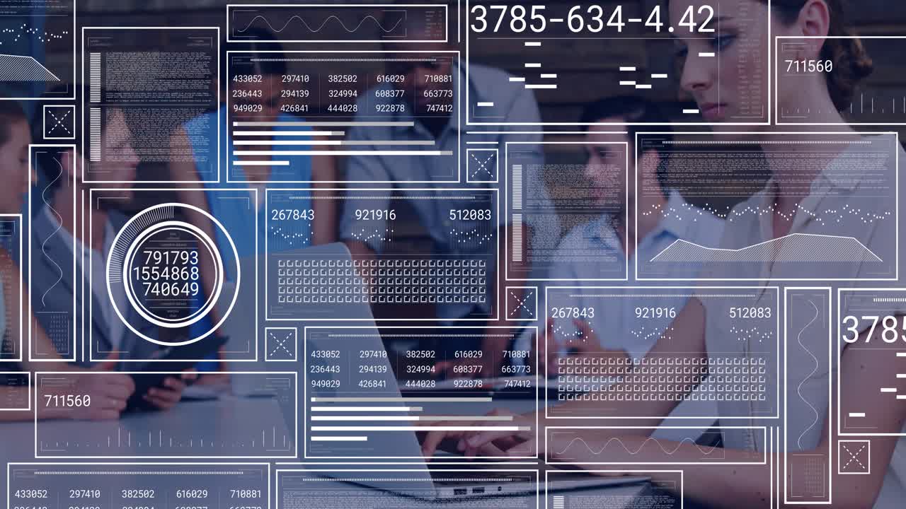 Mann i grått trykker på nettbrett og aktiverer animerte dataanalyse-overlegg mens teamet skriver og peker