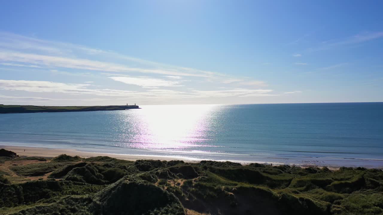 화창한 날 아일랜드 트라모어 해변 위로 공중 비행, 트럭 왼쪽