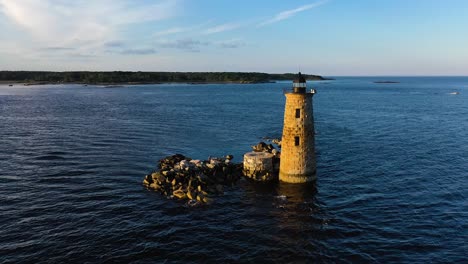 portsmouth, nh faro orbita sobre el mar durante la puesta de sol de verano