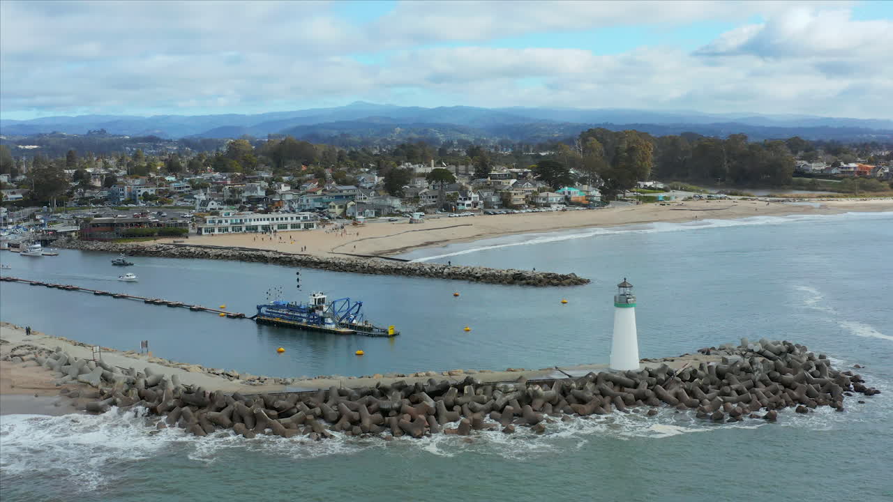 미국 캘리포니아주 산타크루즈 부두에 있는 월튼 등대의 공중 드론 샷