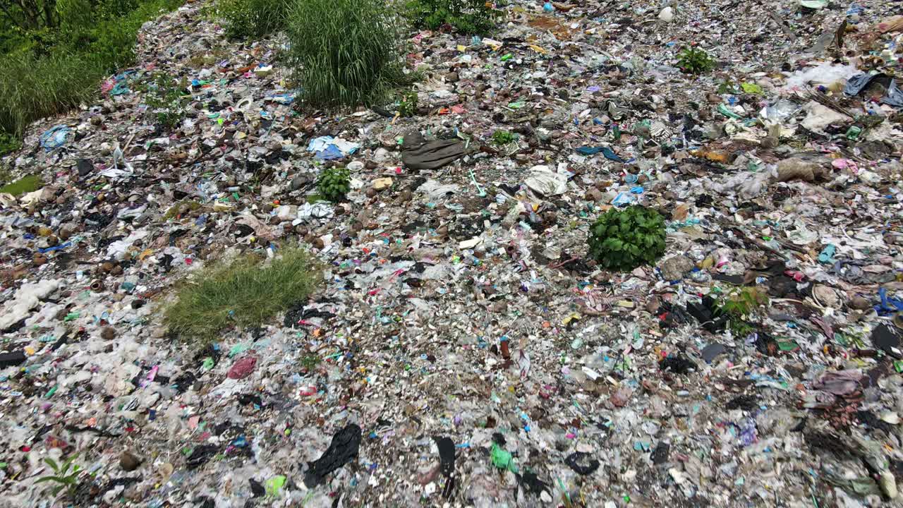 toma aérea inclinada de un vertedero de basura en una isla tropical en tailandia